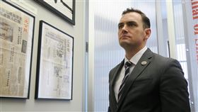 蓋拉格訪紐約六四紀念館  凝視當年報紙美國聯邦眾議院中國問題特別委員會主席蓋拉格（圖）12日參觀紐約六四紀念館，注視1989年天安門事件後香港文匯報、大公報等展品。中央社記者尹俊傑紐約攝  112年9月13日