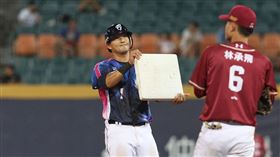 ▲林哲瑄10日跑出中職生涯第100次盜壘成功。（圖／翻攝自富邦悍將臉書）