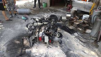 小吃攤換瓦斯釀意外　配送機車燒成廢鐵