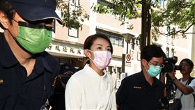 新竹市長高虹安被資策會自訴抄襲，違反著作權法親自出庭。（圖/記者邱榮吉攝影）