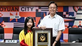 潘馨茹深知家中經濟狀況，因此努力念書爭取獎學金。（圖／市府提供）