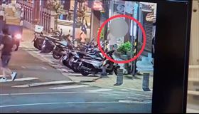 43歲江姓男子持剪刀追逐作勢攻擊。（圖／翻攝畫面）