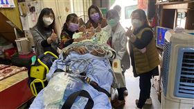 ▲陳爺爺在醫護人員的陪伴，轉院中返家稍作停留並圓夢。（圖／輔醫提供）