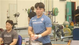 舉重好手陳玟卉 杭州亞運挑戰76公斤量級在東京奧運女子64公斤級奪下銅牌的舉重好手陳玟卉（中）14日受訪表示，這次要在杭州亞運挑戰76公斤級，對自己而言增重比較有挑戰性，目前體重維持在約71.5公斤，採階段性增重。中央社記者楊啟芳攝 112年7月14日