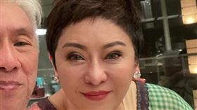 黃鶯鶯（左）找向太（右）合照。（圖／翻攝自臉書）