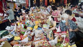 中元普渡求平安（2） 高雄市鹽埕區文武聖殿30日中元節下午舉辦中元普渡法會，大批信眾備妥各式供品前來給「好兄弟」們享用，也祈求萬事平安順利。中央社記者董俊志攝  112年8月30日