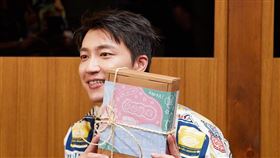 柯有倫（左）幫拿著禮盒的江宏傑拍照。（圖／客家電視台與LINE TV提供）