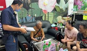 8旬翁獨自外出迷途　大園暖警助兄妹團聚，圖／桃園電子報