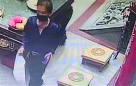 神明的也敢偷！男子拜拜順手摸走金牌