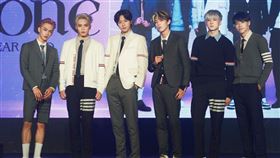 ▲Ozone子翔（左起）、哲言、佳辰、煥鈞、祖安和文廷帥氣出席「One Year O.A.O. 成團週年拍照派對」記者會。（圖／索尼音樂提供）
