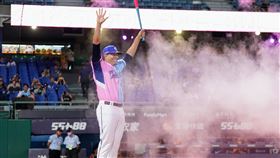 ▲是女孩！富藍戈打出這球是粉紅色的，他興奮地高舉雙手。（圖／富邦悍將球團提供）