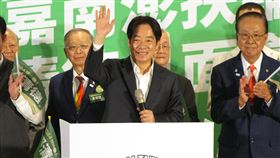 賴清德盼扶輪之友助抗登革熱疫情民進黨總統參選人賴清德（前中）13日出席在台南市善化區舉辦的「雲嘉南澎扶輪之友賴清德見面會」，除尋求支持外，也希望大家團結一致對抗登革熱疫情。中央社記者楊思瑞攝  112年9月13日