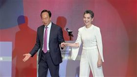 郭台銘副手賴佩霞亮相。