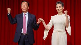 郭台銘、賴佩霞搭擋參選鴻海創辦人郭台銘（左）宣布投入2024總統大選，14日舉行記者會公布副總統人選為藝人賴佩霞（右），兩人在台前握拳合影，為選情造勢。中央社記者鄭清元攝  112年9月14日