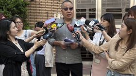 双喜電影公司負責人陳永雄出示女會計給銀行的匯款單，單據上連公司大小章都沒有。（圖／記者李依璇攝影攝）