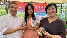 駐義代表頒發僑領感謝狀駐義代表李新穎（左）頒發感謝狀給羅馬台灣同鄉會前會長湯美快（中）與僑務促進委員王美紅（右）。（駐義代表處提供）中央社記者黃雅詩羅馬傳真  110年9月20日