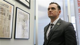 蓋拉格訪紐約六四紀念館  凝視當年報紙美國聯邦眾議院中國問題特別委員會主席蓋拉格（圖）12日參觀紐約六四紀念館，注視1989年天安門事件後香港文匯報、大公報等展品。中央社記者尹俊傑紐約攝  112年9月13日