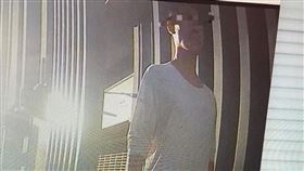 43歲江姓男子疑似持剪刀在唭哩岸捷運站前追逐女子。（圖／取自臉書靠北北投幫）