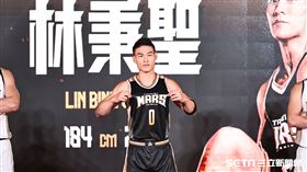 ▲T1臺北台新戰神成立記者會，林秉聖穿著0號球衣現身。（圖／記者劉彥池攝影）