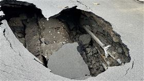 赤峰街天坑。（圖／議員劉采葳提供）