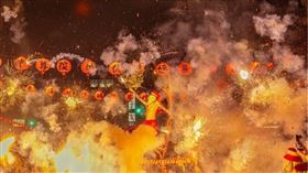 ▲城隍夜巡重頭戲「炮炸寒單爺」（圖／翻攝自台東玄武堂寒單爺粉絲專頁）