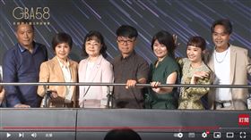 Lulu（右二）強忍疼痛完成合照。（圖／翻攝自三立新聞網YouTube）