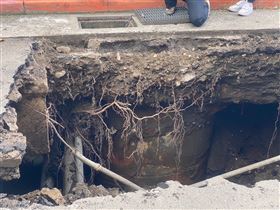 赤峰街8巷於今(14日)中午出現天坑！