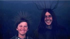 兄弟出遊「頭髮突豎起」嗨翻合照　下秒遭雷劈倒地！死神召喚訊號曝（圖／翻攝自推特）