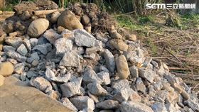 台中石岡女子遭土石活埋，2貨車駕駛遭警方帶走。（圖／民眾提供）