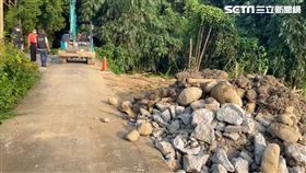 台中石岡女子遭土石活埋，2貨車駕駛遭警方帶走。（圖／民眾提供）