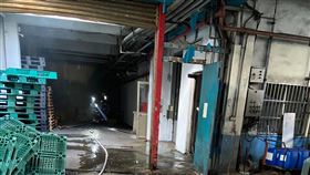 ▲新竹縣湖口鄉新竹工業園區內一家生技公司工廠14日下午4點多傳出氣爆。消防局派出8車、18人前往搶救，現場疑為天然氣洩漏，燃燒面積約5平方公尺，1名38歲男員工頭、手約9%一至二度燒燙傷，意識清楚，已送醫搶救。（圖／翻攝畫面）