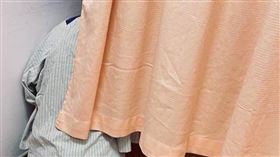 婦產科醫師巡房，發現孕婦蹲坐在地上，竟然沒有頭。（圖／翻攝自謝筱芸醫師的泌密診療室臉書）