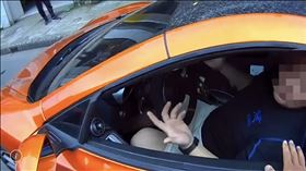 ▲新北市王姓男子13日被民眾目擊，開著價值超過千萬的麥拉倫(McLaren)超跑，被員警發現沒繫安全帶，要求停靠路邊接受攔檢，王男因此停在公車停靠區，卻情緒相激動拒不配合，轄區支援警力到場，王男這才願意下車，最後被依違反道路交通管理條例，開罰共1萬1500元。（圖／翻攝畫面）