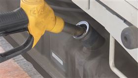 柴油車錯加汽油！維修時引擎室起火　燒毀車頭