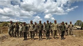 菲美陸軍堅盾聯合演習美國國防部3日表示，菲律賓新增可供美軍使用的4處據點將提高區域戰備水平，使美菲兩國能「更無縫地應對印太地區共同挑戰」。圖為菲美陸軍3月31日在「堅盾」（Salaknib）聯合演習中合影。中央社記者陳妍君麥格塞塞堡攝  112年4月4日