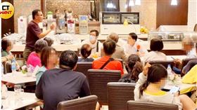 11日基泰發完6000元慰問金後，仍有30餘名的住戶留下，基泰總經理馮先勉和自救會住戶代表洪先生坐在前排，共同商討後續該如何安置和爭取最有利重建條件。（圖／林榮芳攝）