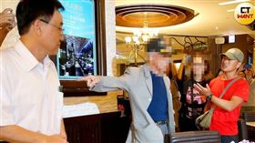 11日基泰慰問會議前，左先生(紅衣)痛批基泰時，就和其中一名人稱「將軍」的許老先生發生口角，首度把住戶間意見不合搬上檯面。（圖／報系資料庫）