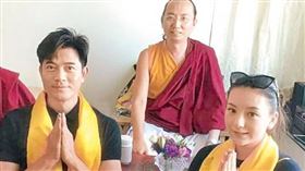 知名港星郭富城和妻子方媛都是薩迦法王信徒，他還曾帶著剛滿月的女兒出席薩迦赤津法王的開光及灌頂儀式，雙手合十虔誠的為女兒祈福。（圖／翻攝微博）