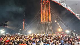 宜蘭頭城搶孤 杏輝藥品A隊奪冠受COVID-19（2019冠狀病毒疾病）疫情影響，停辦3年的頭城搶孤民俗活動14日深夜再度於當地舉辦，共有12支隊伍參賽，吸引許多民眾入場欣賞，比賽結果由杏輝藥品A隊奪冠。中央社記者沈如峰宜蘭縣攝 112年9月15日