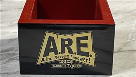 阪神虎「那個」 總教練：尚未想出「日本一」暗語日本職棒阪神虎隊14日晚間對決巨人隊，睽違18年後再奪中央聯盟冠軍。該隊本季口號是要達成「那個」（A. R.E.），其實這是「優勝」的暗語，且這3個英文字母各有其意思。中央社記者楊明珠東京攝 112年9月14日