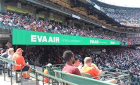 長榮看板 登巨人隊主場(圖／長榮航空提供)