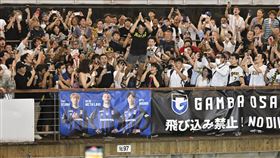 ▲阪神虎睽違18年在中央聯盟封王，球迷從戎橋跳下道頓堀川。（圖／美聯社／達志影像）