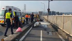 北市華中橋6機車連撞，釀3機車燒損。（圖／翻攝畫面）