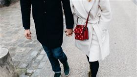 情侶,戀愛,兩性,牽手,結婚。（圖／翻攝自unsplash）