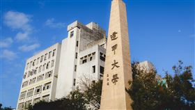 逢甲大學校門。舊字體。（圖／翻攝逢甲大學臉書）