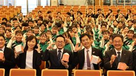 文化總會秘書長李厚慶帶洪瑞珍三明治赴日慰勞「翡翠騎士」（翻攝自李厚慶臉書）