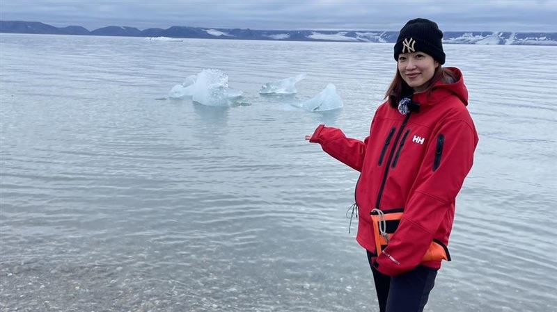 北極慘遇冰河崩裂　美女主播嚇揭逃難過程