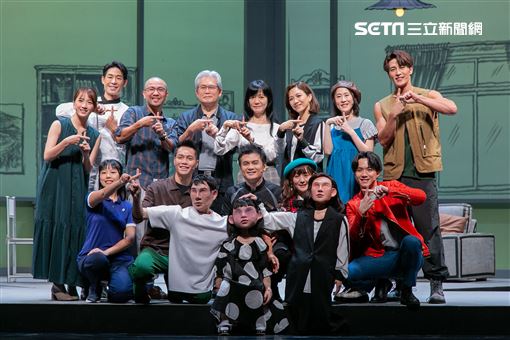 夢田影像執行長蘇麗媚、臺北市藝文推廣處處長林信耀、編導黃致凱、藍鈞天、徐麗雯、龍語申、范宸菲、百白出席故事工廠舞台劇《倒數婚姻》首演場採訪。（圖／記者楊澍攝影）