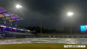 ▲統一獅與富邦悍將在新莊球場的比賽因雨延賽。（圖／記者俞聖律攝影）