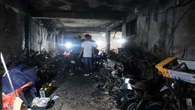 越南公寓嚴重火警56人死越南首都河內市一棟迷你公寓12日深夜發生火警，起火點疑似位於一樓的停車場，火勢與濃煙堵住了整棟大樓位於一樓的唯一出口，導致56人死亡。圖為事故現場一樓的停車場，兩排機車與電動車被燒焦。中央社記者陳家倫河內攝  112年9月14日